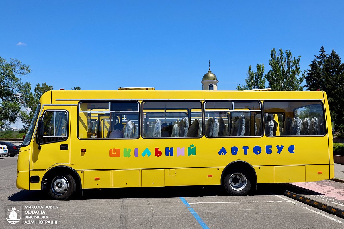 Громадам Николаевской области передали новые школьные автобусы