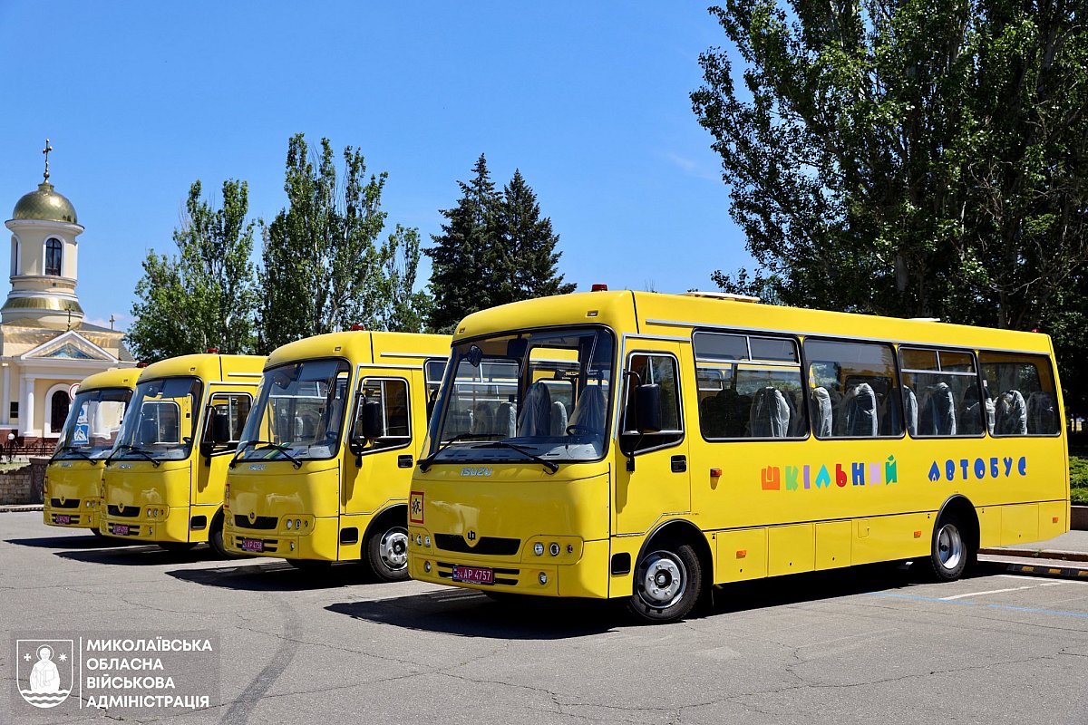 Громадам Николаевской области передали новые школьные автобусы