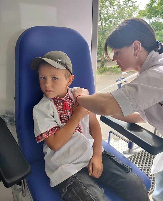 На Миколаївщині людей вперше вакцинували у виїзній клініці