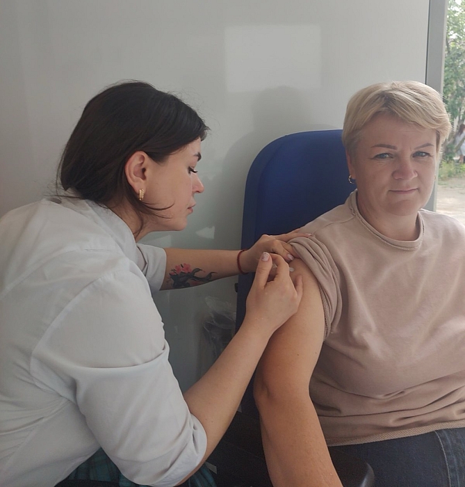 На Миколаївщині людей вперше вакцинували у виїзній клініці
