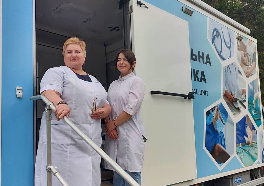 На Миколаївщині людей вперше вакцинували у виїзній клініці
