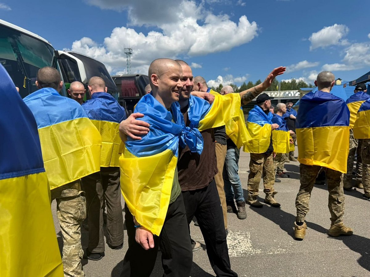 Домой возвращаются защитники Украины - Зеленский сообщил о новом обмене (видео)