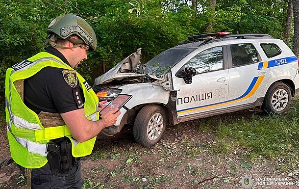 Дрон атаковал авто полиции в Харьковской области