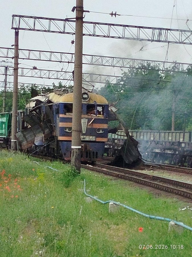 Российский беспилотник повредил электровоз в Запорожье (фото)