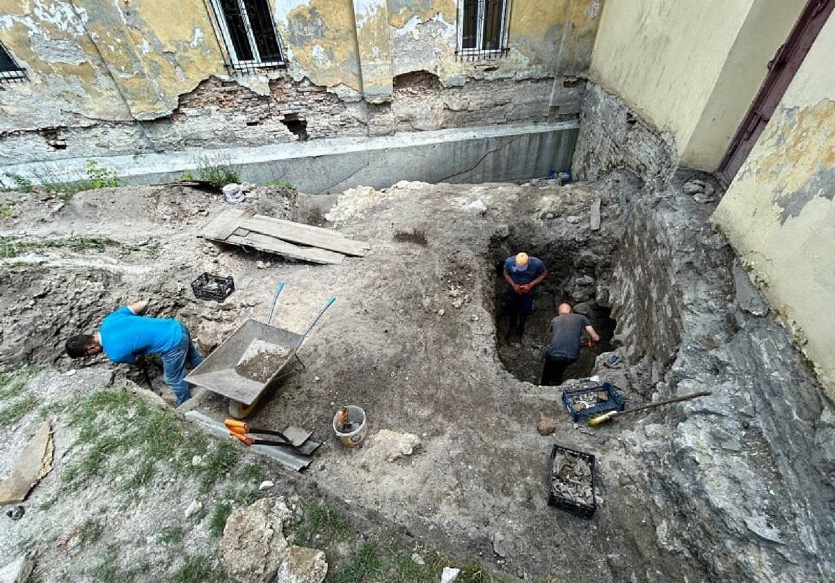 У Луцьку археологи розкопали фундамент вежі Свинюського, засипаний 300 років тому