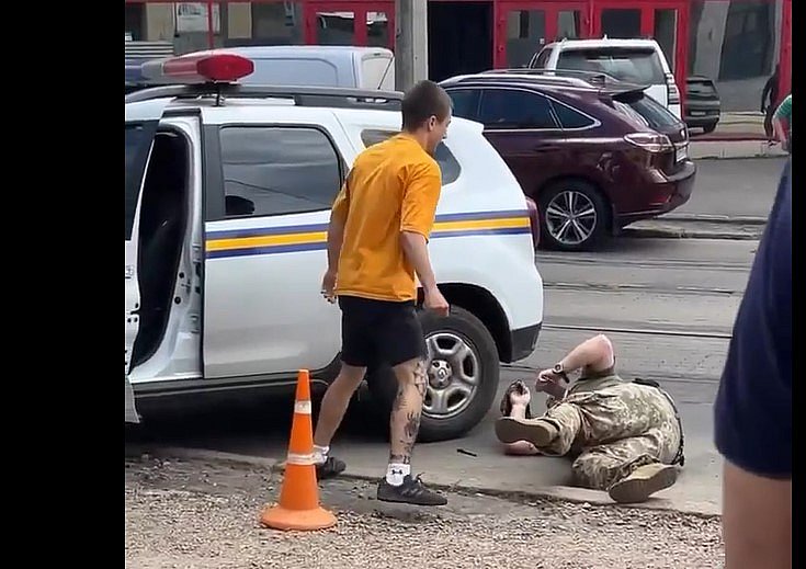 В центре Николаева напали на сотрудников Военной службы правопорядка (видео)