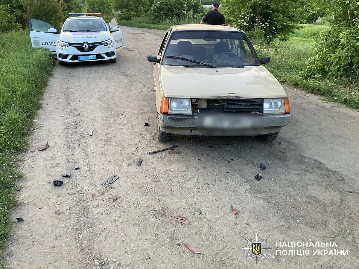 Под Южноукраинском автомобиль столкнулся с мопедом: пострадавшую госпитализировали