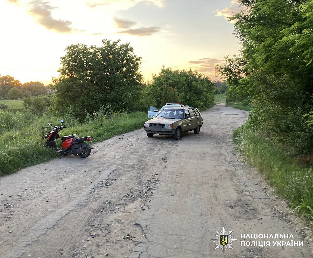 Под Южноукраинском автомобиль столкнулся с мопедом: пострадавшую госпитализировали