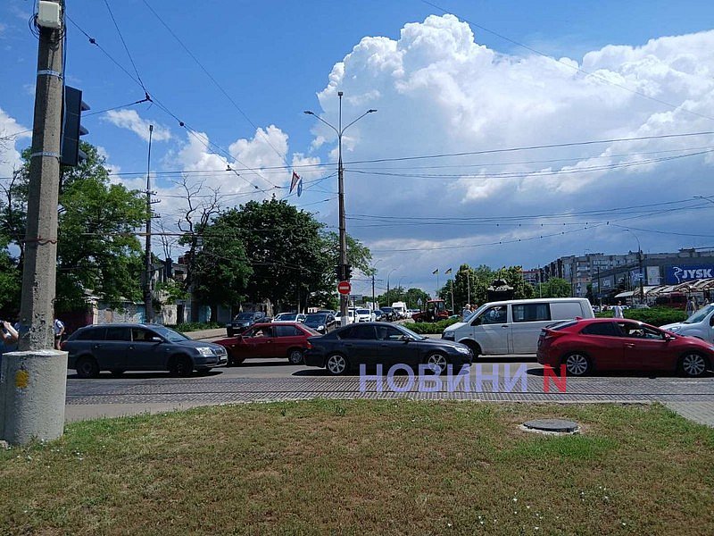 «Мицубиси» после столкновения со «Шкодой» врезался в бетонную опору: двое пострадавших