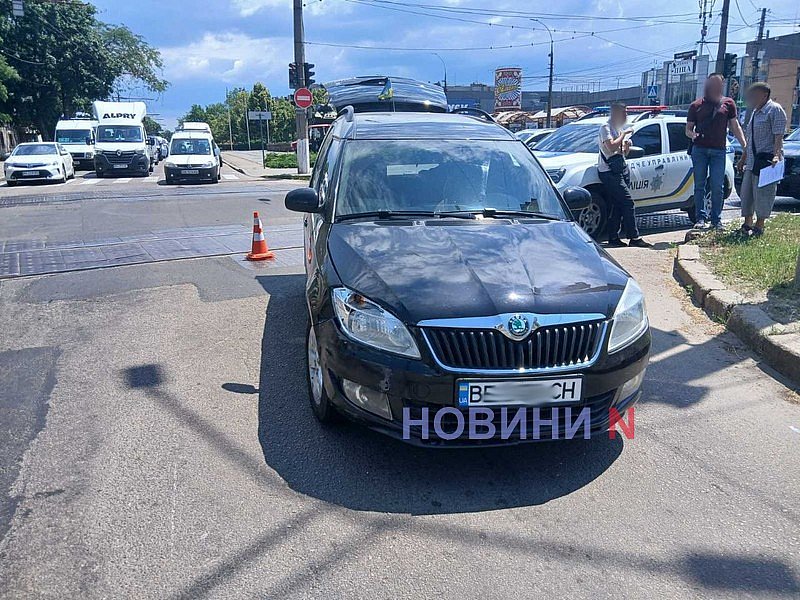«Мицубиси» после столкновения со «Шкодой» врезался в бетонную опору: двое пострадавших