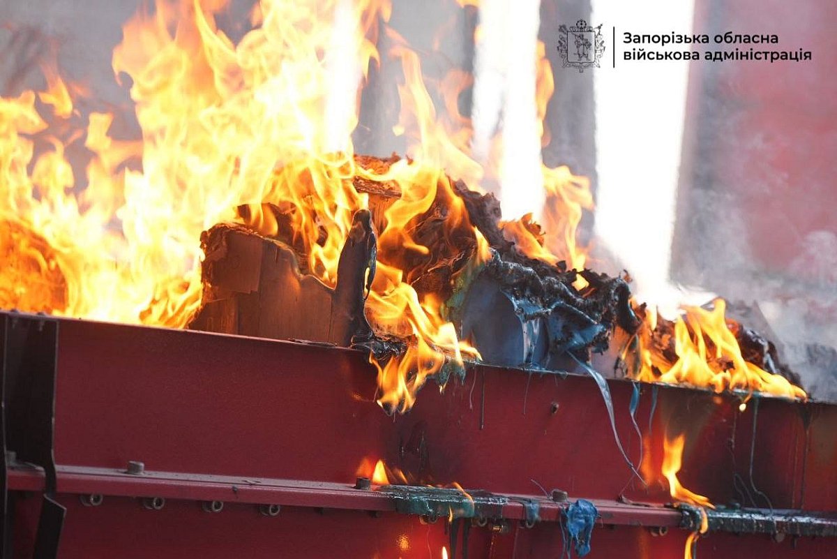 Армия РФ атаковала ТЦ и терминал «Новой почты» в Запорожье - есть пострадавшая (фото)