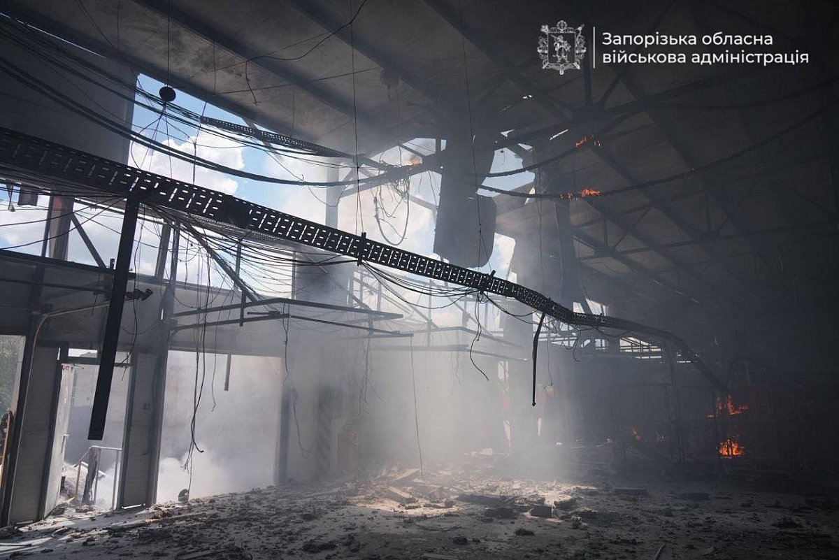 Армия РФ атаковала ТЦ и терминал «Новой почты» в Запорожье - есть пострадавшая (фото)