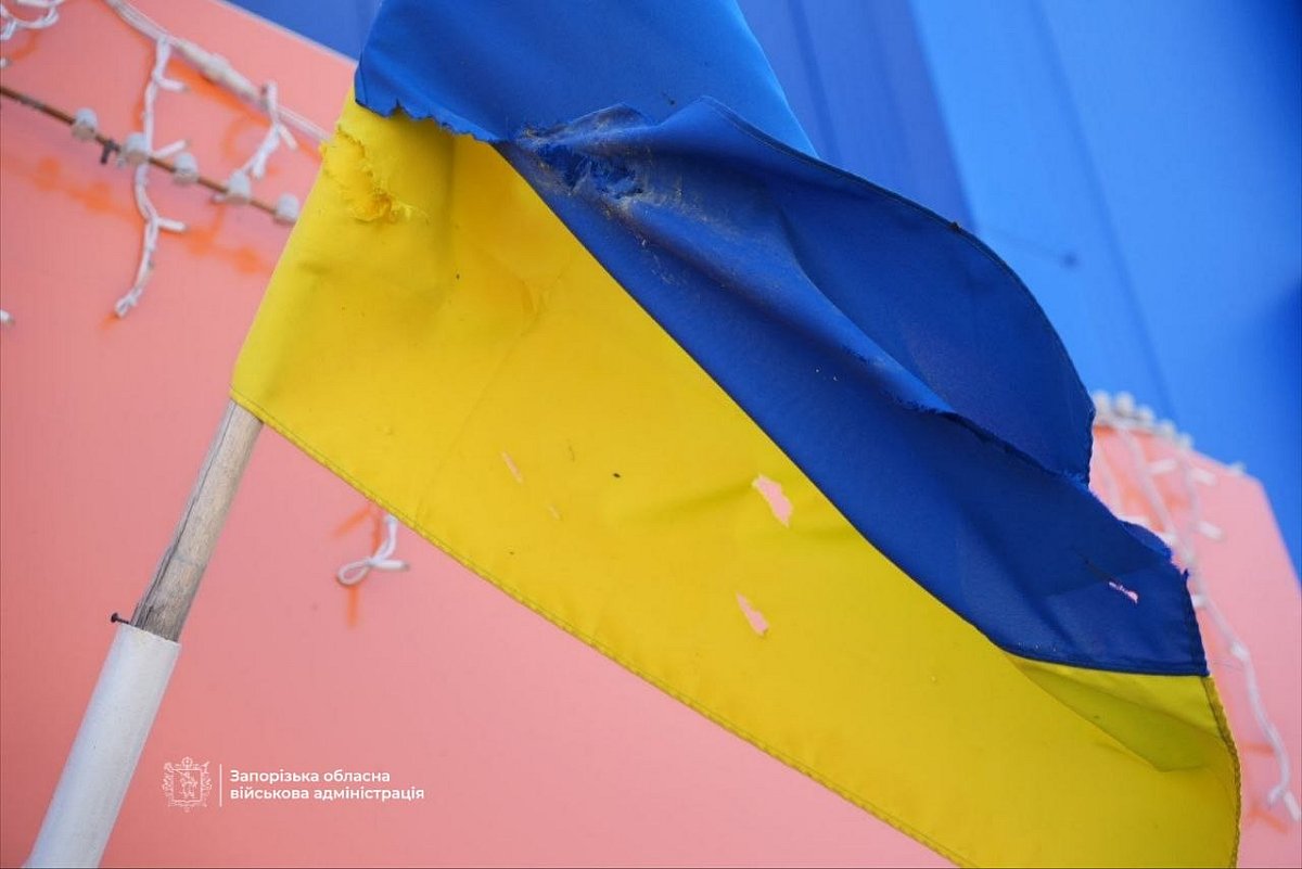 Армия РФ атаковала ТЦ и терминал «Новой почты» в Запорожье - есть пострадавшая (фото)