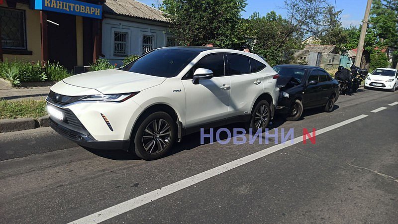 На проспекте в Николаеве Nissan врезался в припаркованную Toyota