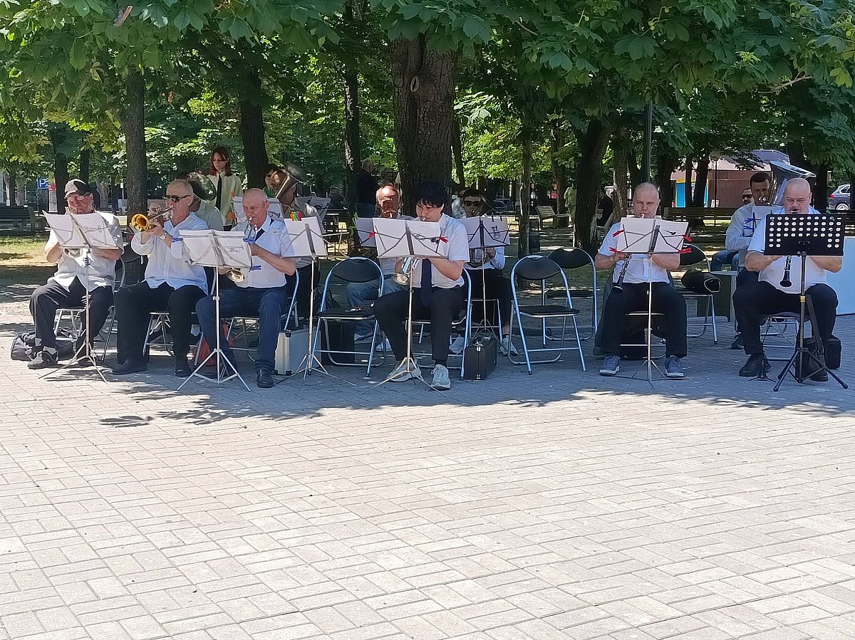 В Николаеве духовой оркестр выступил в Каштановом сквере: концерты анонсируют каждое воскресенье