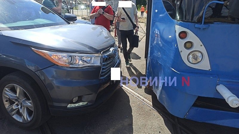 Toyota столкнулась с трамваем в центре Николаева: движение заблокировано