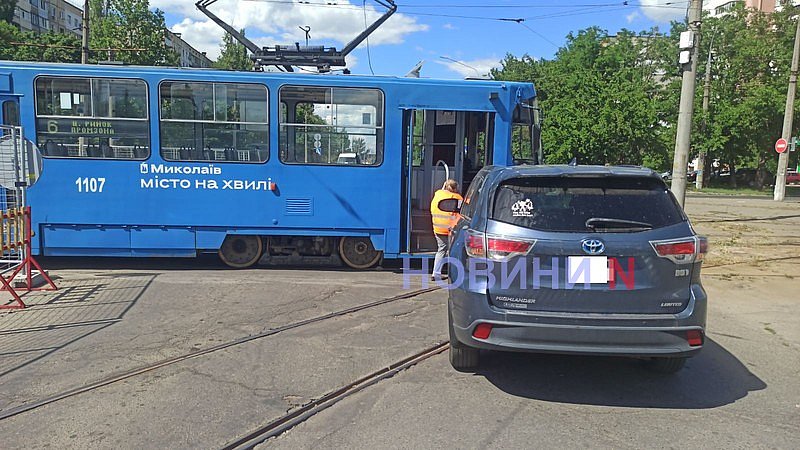 Toyota столкнулась с трамваем в центре Николаева: движение заблокировано
