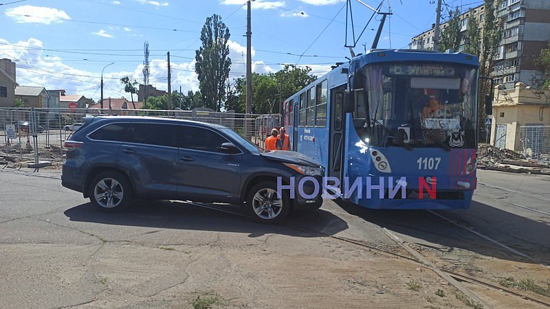 Toyota столкнулась с трамваем в центре Николаева: движение заблокировано