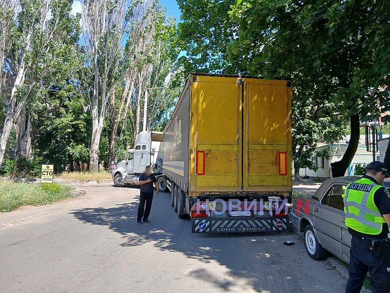 В Николаеве заблокирована часть улицы из-за ДТП: столкнулись фура и «Волга»