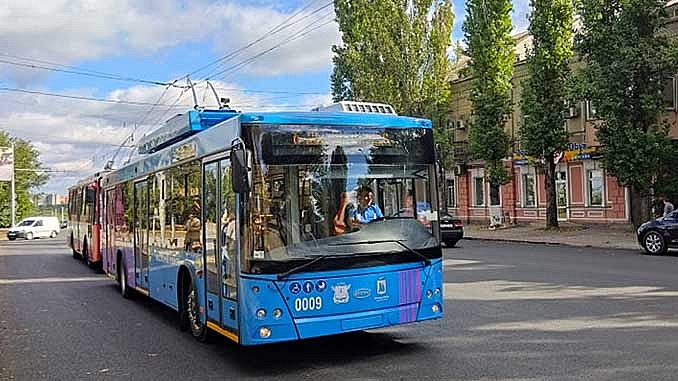 У Миколаєві двоє підлітків каталися, тримаючись за драбину тролейбуса. Фото ілюстративне