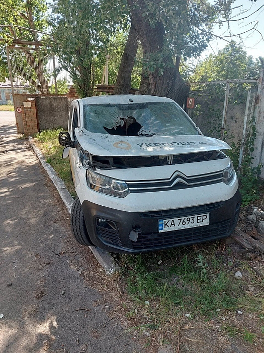 Враг атаковал автомобиль Укрпочты: водитель ранен
