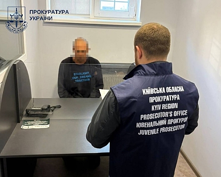 В Буче насильник забрался к маленькой девочке через окно