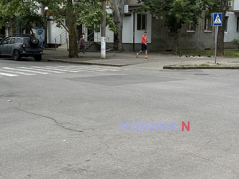 В центре Николаева асфальт начал проседать посреди дороги: в мэрии опасаются провала