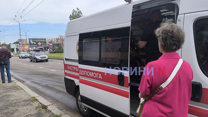 У Миколаєві пасажиру стало погано у тролейбусі: його вивели на вулицю, де він упав та розбив голову