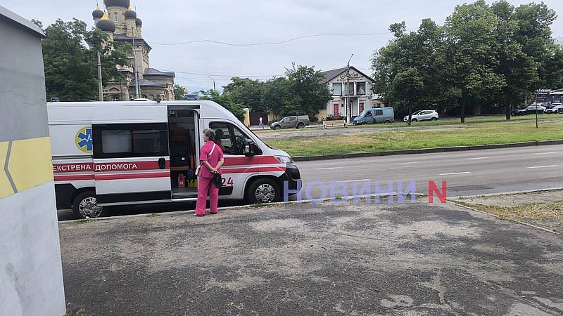 У Миколаєві пасажиру стало погано у тролейбусі: його вивели на вулицю, де він упав та розбивши голову