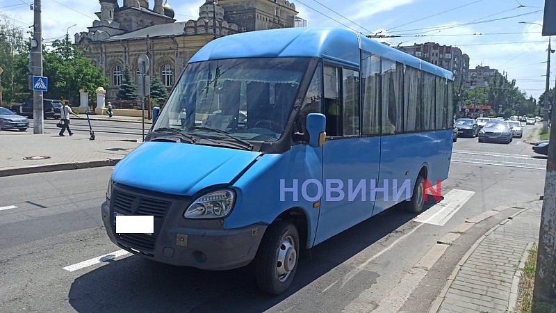 Микроавтобус «Рута» задел Nissan при повороте в центре Николаева: движение затруднено