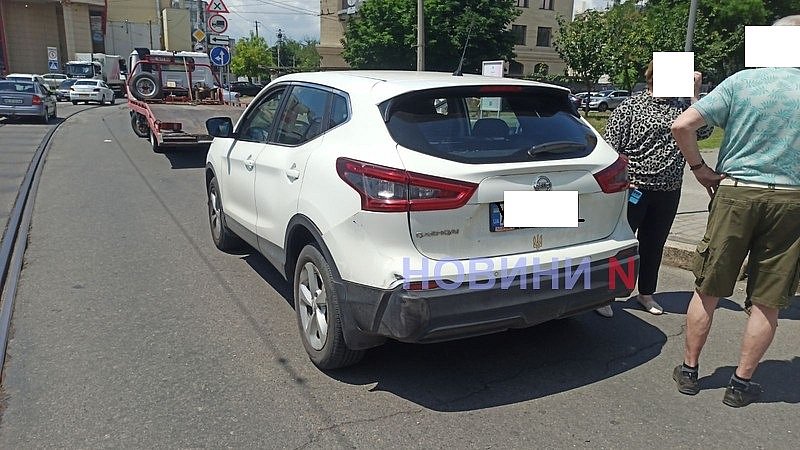 Микроавтобус «Рута» задел Nissan при повороте в центре Николаева: движение затруднено