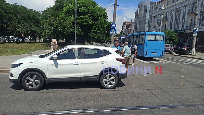Микроавтобус «Рута» задел Nissan при повороте в центре Николаева: движение затруднено