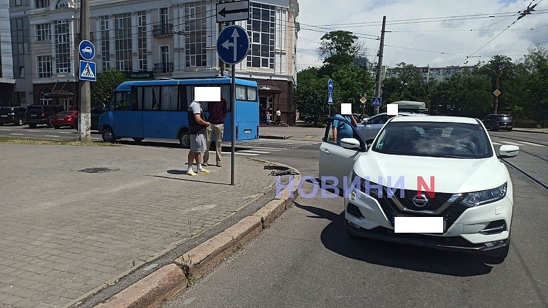 Микроавтобус «Рута» задел Nissan при повороте в центре Николаева: движение затруднено