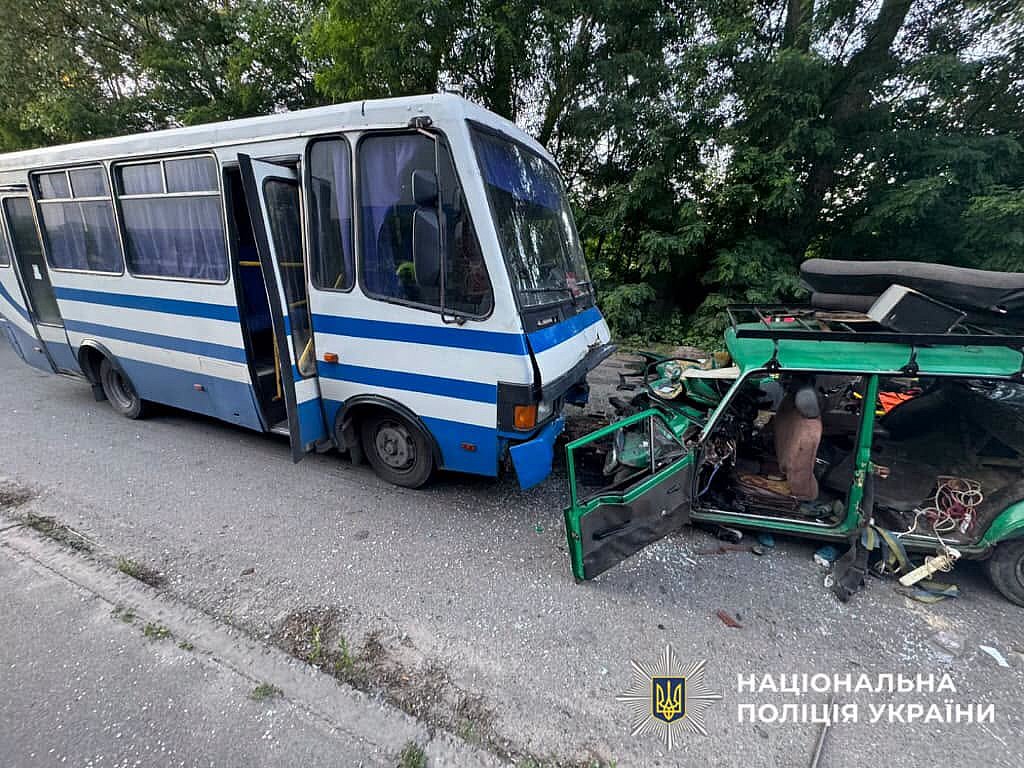 В машине находились шестеро детей: смертельное ДТП произошло в Киевской области (фото 18+) 