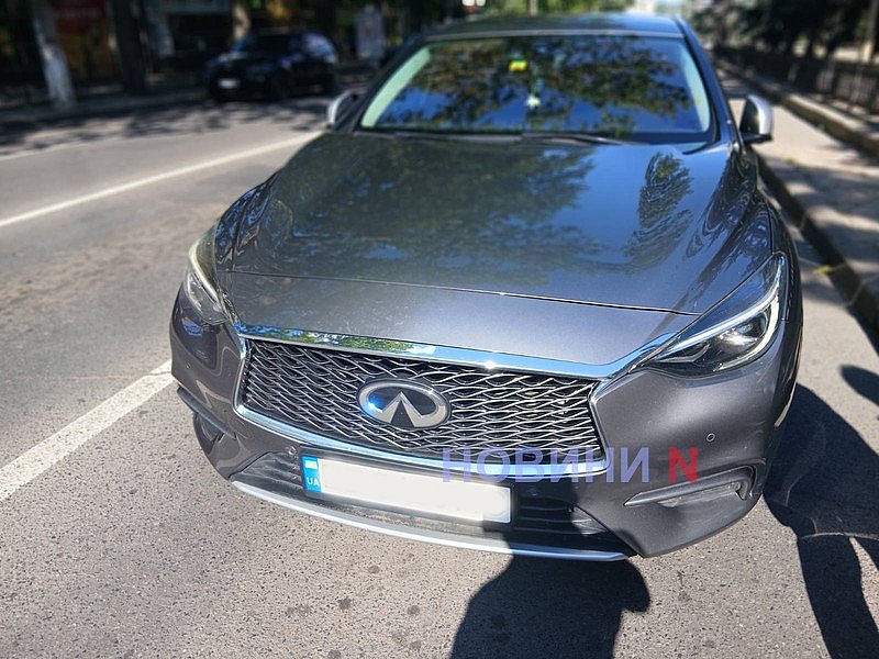 На проспекте в Николаеве столкнулись Infiniti и Mitsubishi