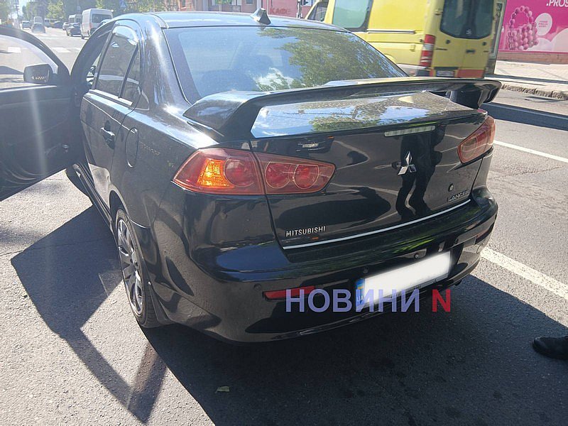 На проспекті в Миколаєві зіткнулися Infiniti та Mitsubishi