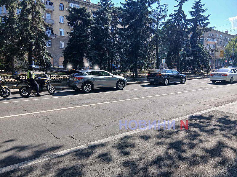 На проспекте в Николаеве столкнулись Infiniti и Mitsubishi