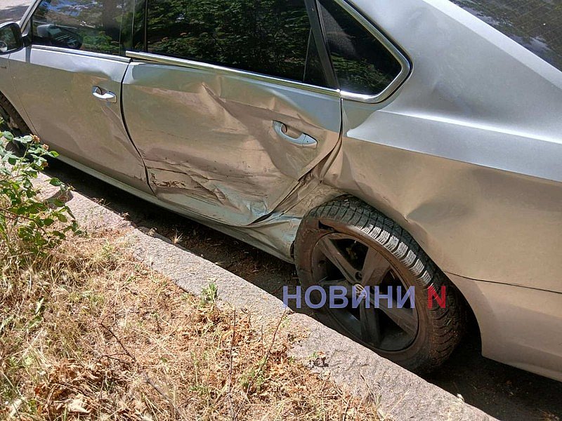 В Николаеве «Форд» после столкновения с «Фольксвагеном» вылетел под дерево: пострадал водитель