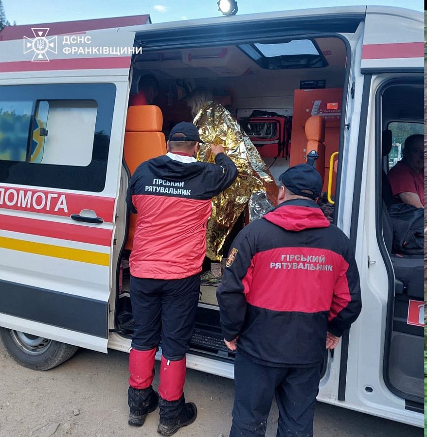 В Карпатах молния ударила в туристку: женщину эвакуировали спасатели