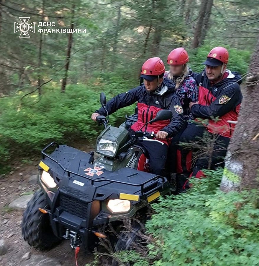 В Карпатах молния ударила в туристку: женщину эвакуировали спасатели