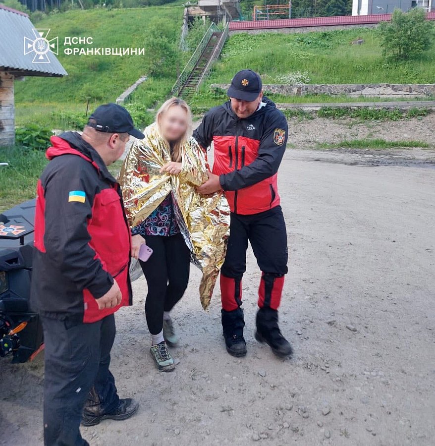 В Карпатах молния ударила в туристку: женщину эвакуировали спасатели