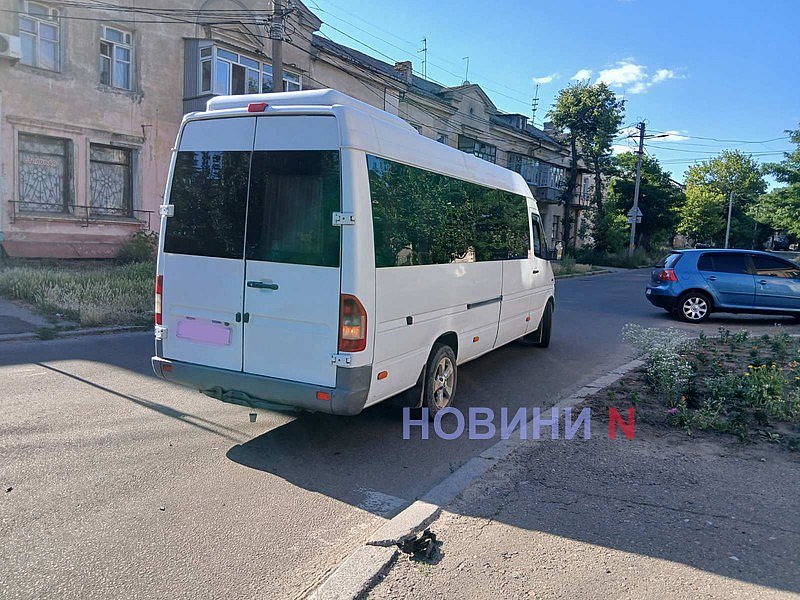 В Николаеве Mercedes врезался в Mazda