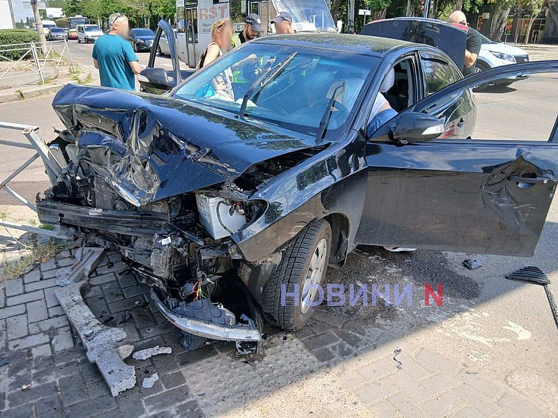 «Хюндай» после столкновения с «Фордом» влетел в забор в Николаеве: трое пострадавших, пробка