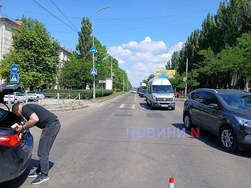 «Хюндай» после столкновения с «Фордом» влетел в забор в Николаеве: трое пострадавших, пробка