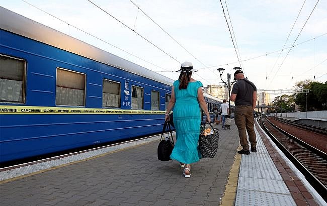 «Укрзализныця» перевезла более миллиона пассажиров за 2 недели, но спрос превышает возможности