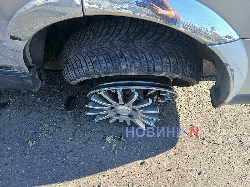В центре Николаева проехавший на красный Kia «выбил» SsangYong с дороги
