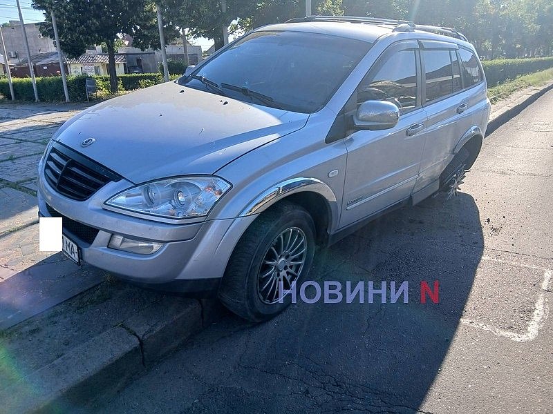 В центре Николаева проехавший на красный Kia «выбил» SsangYong с дороги