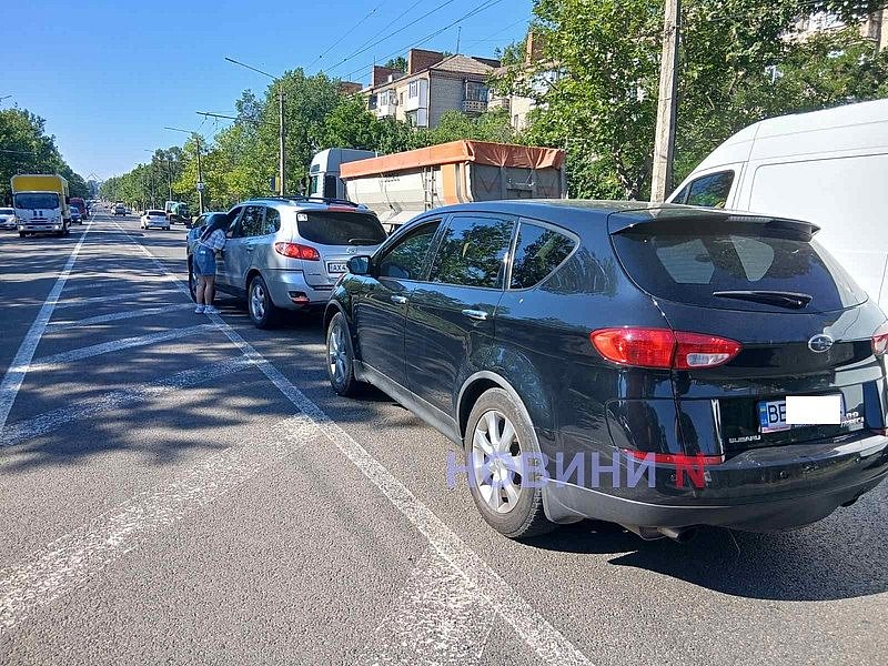 В Николаеве столкнулись три автомобиля: на проспекте возникла пробка