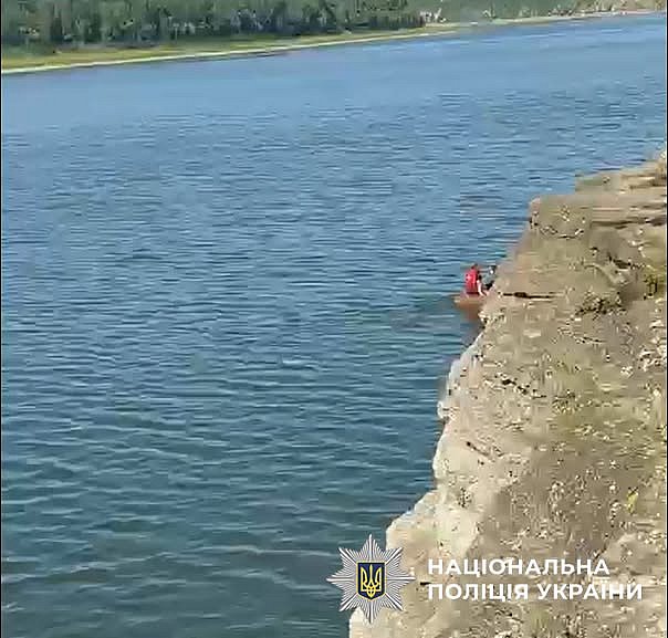 Чоловік та троє дітей зникли під час відпочинку біля річки Дністер: їх шукають другу добу