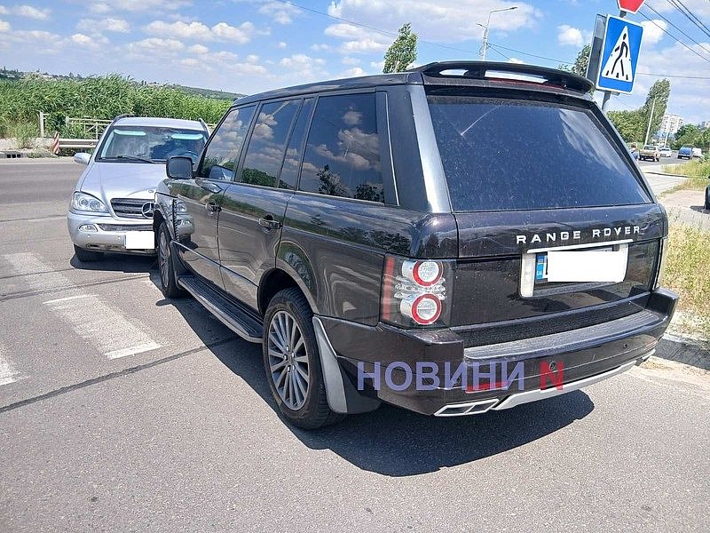 Mercedes при повороте врезался «лоб в лоб» с Range Rover в Николаеве
